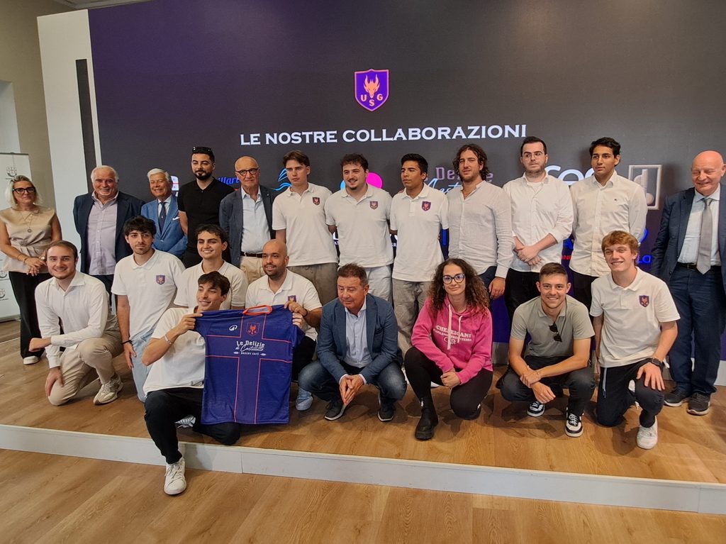 Foto di gruppo di giocatori, dirigenti e sostenitori di Unisport Genova con la maglia della squadra.