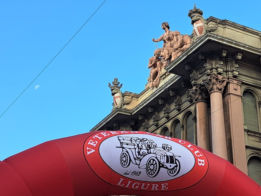 Genova 7 giugno 2026. Dalle piccole utilitarie che hanno messo in moto l’Italia nel Dopoguerra e negli anni del boom economico ai bolidi dell’asfalto.

Davanti al Museo di Storia Naturale di Genova si è tenuto, stamani, il “Terzo Meeting del Museo”, organizzato dal Veteran Car Club Ligure .

L’evento, patrocinato dal Comune di Genova - Genoa Municipality e dal Municipio VIII Medio Levante, è stato sponsorizzato da A.Se.F. e coordinato, su strada, dagli agenti della Polizia Locale.

Molti i ragazzi e le ragazze che hanno preso il testimone del Veteran Car Club dai padri e dai nonni, portando fuori dai garage le vetture che hanno fatto la storia dell’automobilismo in Italia e nel mondo.

Trentacinque le vetture allineate in via Brigata Liguria. Regina assoluta della manifestazione la Ferrari “Dino GT” grigio metallizzato che non ha fatto sfigurare le numerose Alfa Romeo, Fiat, MG, Porsche, Mercedes Benz, Land Rover, Peugeot, Ford, Volkswagen che si sono lanciate nella gara di precisione per le vie della Foce.

Complimenti agli organizzatori, tra cui Marcello Spina e Rocco Tinnirello, rispettivamente presidente e vice presidente del Veteran Car Club Ligure.
